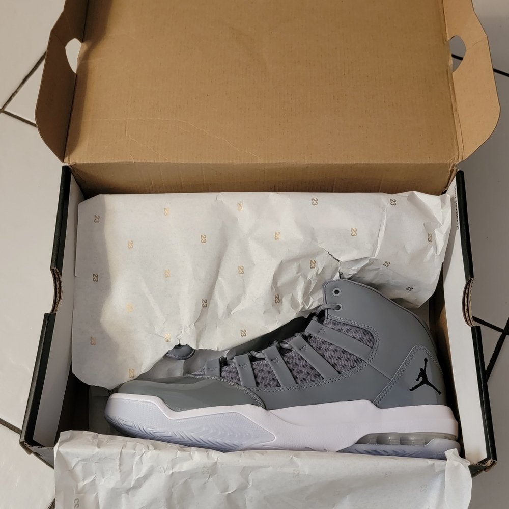 AIR JORDAN BASKETBALL SHOES